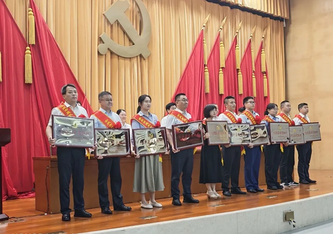喜讯 | 我校1个支部和1名党员获市直机关“两优一先”表彰